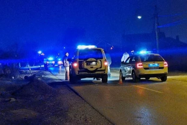 TEŠKA NESREĆA U ALEKSANDROVCU ŽUPSKOM! Vozač BEŽAO od policije pa se zakucao u dva automoila, mladića bez svesti izvlačili iz kola! (FOTO)