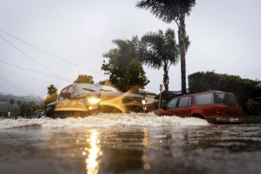 RAZORNA OLUJA ODNELA NAJMANJE TRI ŽIVOTA! Poplave i klizišta aktivirana u Kaliforniji - ljudi bez struje! (FOTO, VIDEO)