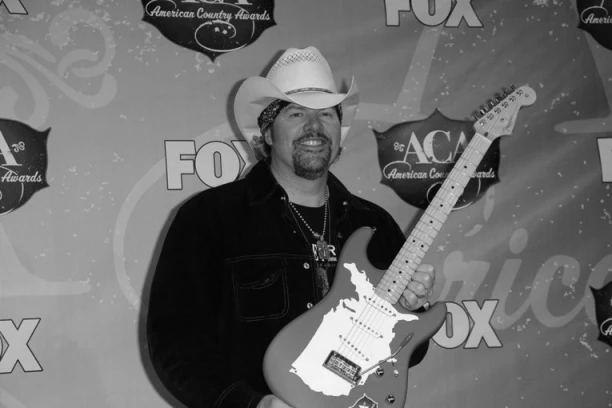 TUGA - LEGENDARNI MUZIČAR PRONAĐEN MRTAV: Ostavljena potresna poruka!