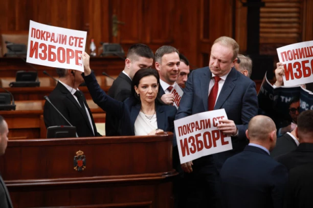 EVO KOME JE PSOVAO MAJKU I KOME JE PRETIO ĐILAS! Sramno i skandalozno ponašanje VIŠE PUTA TOKOM SEDNICE: "Ničim izazvano..."(FOTO)