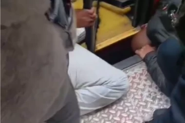 UŽASNA SCENA SABLASNULA PUTNIKE! Čoveku se ZAGLAVILA glava između rampe i voza, niko ne može da poveruje KAKO se spasao! (VIDEO)