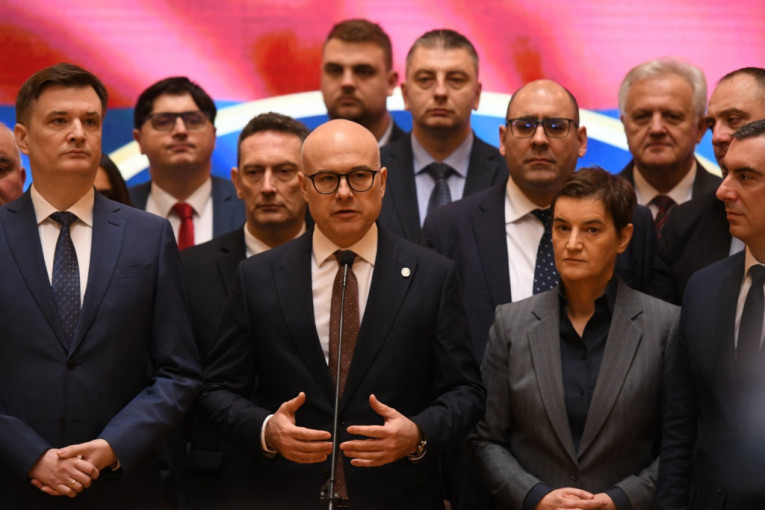 "JOŠ SAMO DA JE NEKO NEKOME LUPIO ŠAMAR" Vučević nakon konstitutivne sednice: Izabrani voljom građana - Zaklinju se pred medijima! (VIDEO)