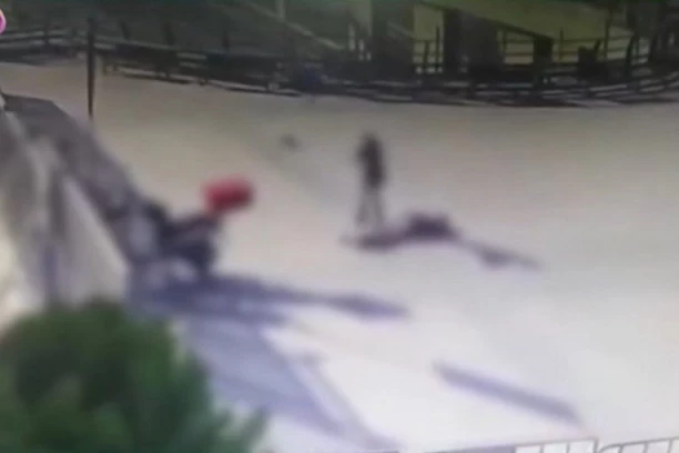 PRVI SNIMCI JEZIVOG NAPADA U ISTANBULU! Ispred suda muškarac i žena otvorili vatru, šest osoba RANJENO, napadači UBIJENI! (VIDEO)