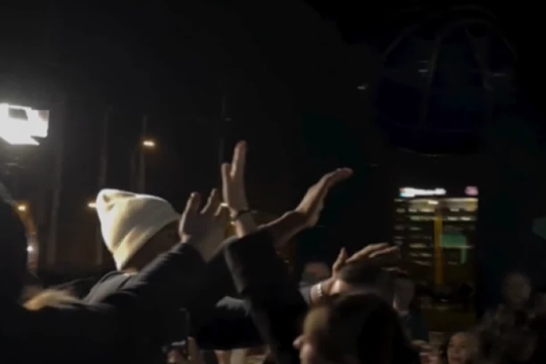 POMAMA ZA ZEKOM LEDEJOM ISPRED ARENE! Partizanovci u OGROMNOM broju podržali Amerikanca! (VIDEO)