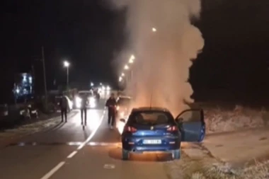 JOŠ JEDAN AUTOMOBIL U PLAMENU: "Alfa" gori kod Obrenovca, plamen buknuo iz haube (VIDEO)