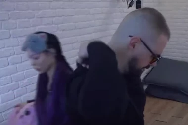 KAMERA UHVATILA AKCIJU MAJE MARINKOVIĆ: Odmah se bacila na KREVET, šok snimak iz izolacije (FOTO)