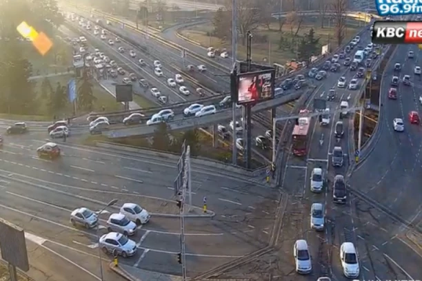 GDE SU OVOG JUTRA GUŽVE U BEOGRADU? Pojedini delovi blokirani, kolone kilometarske! (FOTO)