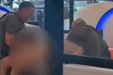 PIJAN I NAG ŠETAO PO TERMINALU! Policija uhapsila putnika, a onda je otkrila zašto je prepadao sve na aerodromu (VIDEO)