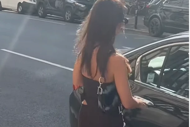 POPULARNA MANEKENKA GOLOM FOTOGRAFIJOM ZAPALILA MREŽE: Uzorna MAMA se uveče pretvori u ZVER, zbog OVOGA su je mnogi POPLJUVALI (FOTO)