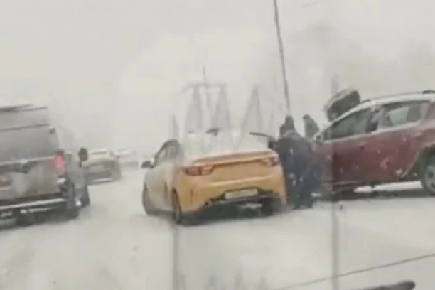 SNEŽNA OLUJA IZAZVALA HAOS, JEDNA OSOBA POGINULA! Sudari na sve strane, ljudi zavejani na putu (VIDEO)