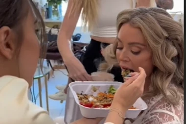 NA SVADBI BEZ MESA, SVI GOSTI OSTALI GLADNI? Mladu žestoko "RAZAPELI" na mrežama, hrana nije za svačiji ŽELUDAC (VIDEO)