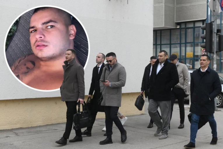 POČELO SUĐENJE MILJANU HOFMANU! U sud najpre došla grupa advokata, a onda je i on DOVEZEN U MARICI! SUDI MU SE ZA NASILJE, DIVLJAŠTVO I MALTRETIRANJE(FOTO,VIDEO)