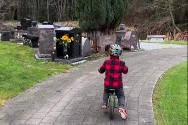 DEČAK SE VOZIO PORED GROBLJA, A ONDA SE ZAUSTAVIO KOD SPOMENIKA: Zbog onoga što je uradio, SVI su pokrili oči! (VIDEO)