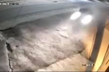 JEZIV SNIMAK NESREĆE U KRALJEVU! Automobil se svom silinom zakucao u zid, vozač poginuo! (VIDEO)