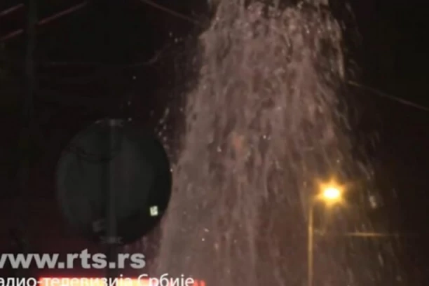 ŠOK U BEOGRADU: Gejzir prska usred Ustaničke ulice, vozači se utrkuju da operu svoje automobile!