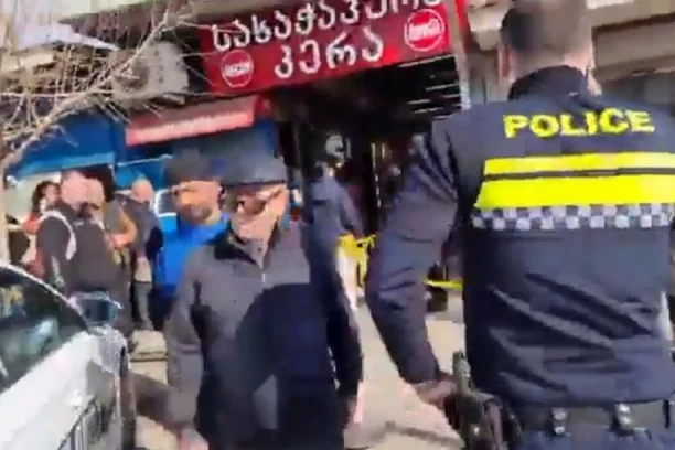 JEZIV SNIMAK KRUŽI DRUŠTVENIM MREŽAMA: Običan dan na pijaci pretvorio se u KRVAVI PIR! EVO GDE JE NAPADAČ (VIDEO)
