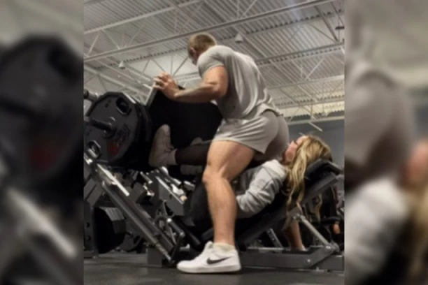 SEO JOJ JE NA LICE, A ONDA JE URADIO NEŠTO JOŠ ODVRATNIJE: Muškarac bizarnim potezom ZGROZIO SVE prisutne (VIDEO)