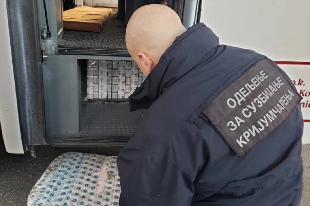 ZAPLENJENA VELIKA KOLIČINA ROBE NA GRANIČNOM PRELAZU KELEBIJA: Vozač kamiona tvrdio da prevozi samo svoj lični prtljag!