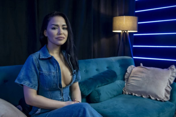 MLADENOVIĆKA IMALA UDES: Automobil totalno UNIŠTEN, pevačica prebačena u Urgentni centar!