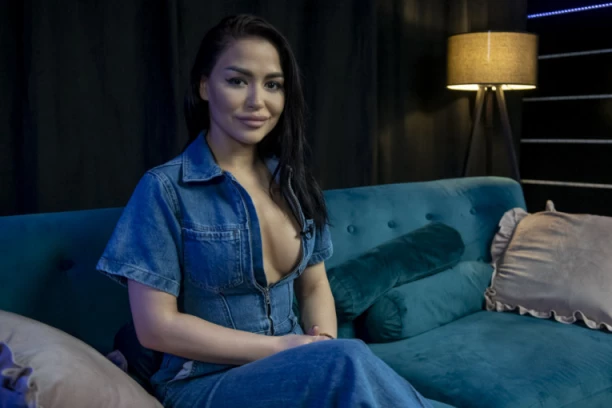 ŠOK ALEKSANDRA MLADENOVIĆ u nikad slobodnijem izdanju, izbacila grudi!