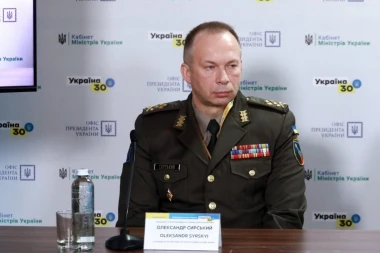 ŠOKANTNE FOTKE! NOVI ŠEF UKRAJINSKE VOJSKE PROSLAVLJAO DAN RUSIJE: General Sirski u uniformi, a u pozadini na torti zastave Rusije i Ukrajine! (FOTO)