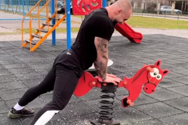 DISKVALIFIKOVANI UČESNIK ELITE SIMULIRA ODNOSE U DEČIJEM PARKU: Zaskočio konja usred bela dana! (FOTO)