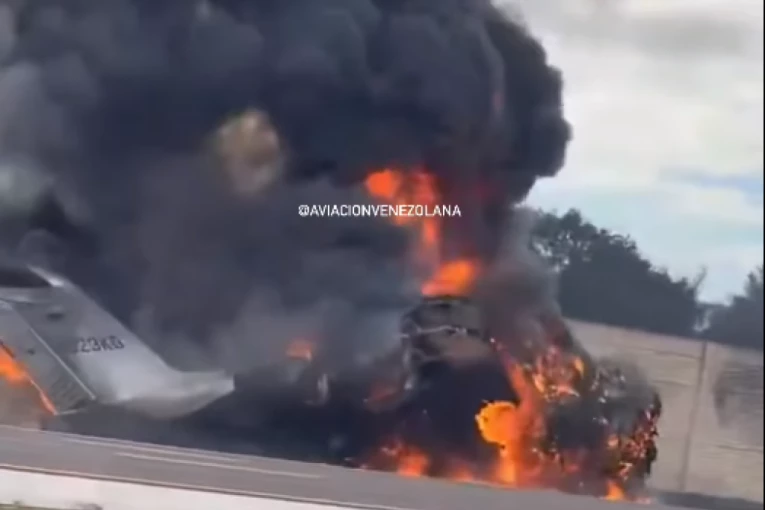 POTRESNO! Poslednje reči pilota pre pada aviona na autoput! (VIDEO)