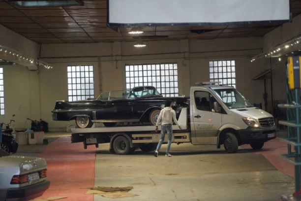 PRINUDNO ISELJENJE MUZEJA AUTOMOBILA: Iza svega se krije želja da se izgradi nova zgrada i napune džepovi!?