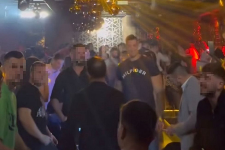 Nikola Đorđević u zagrebačkom klubu sa braćom Panić u neposrednoj blizini