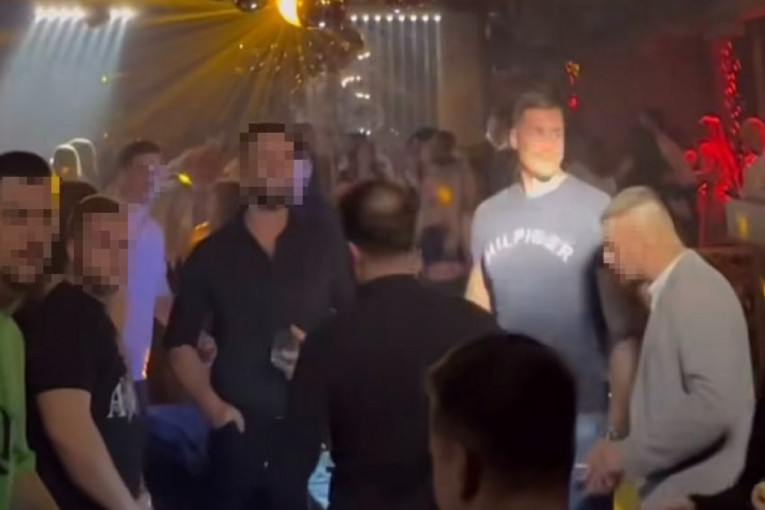 Nikola Đorđević u zagrebačkom klubu sa braćom Panić u neposrednoj blizini