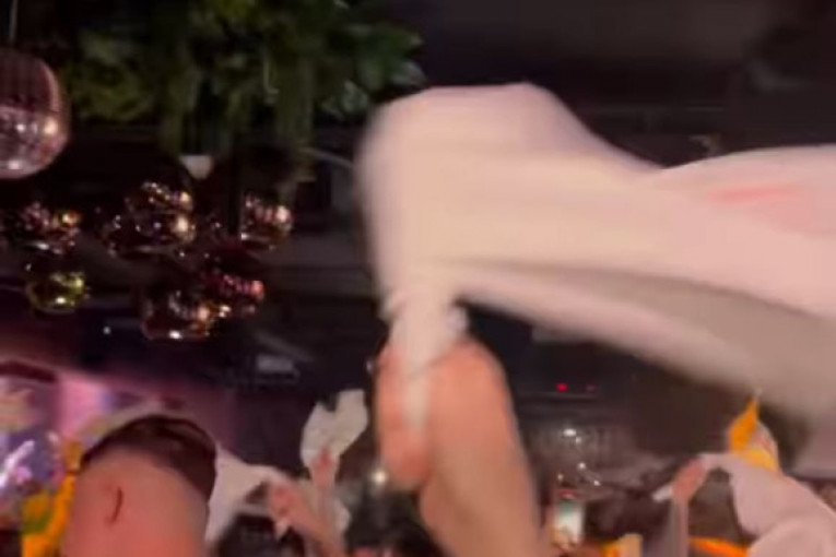 Nikola Đorđević u zagrebačkom klubu sa braćom Panić u neposrednoj blizini