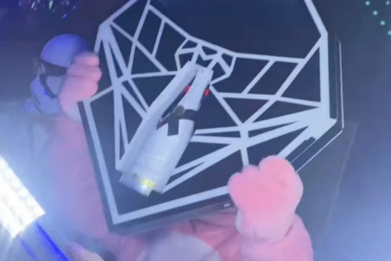 Nikola Đorđević u zagrebačkom klubu sa braćom Panić u neposrednoj blizini