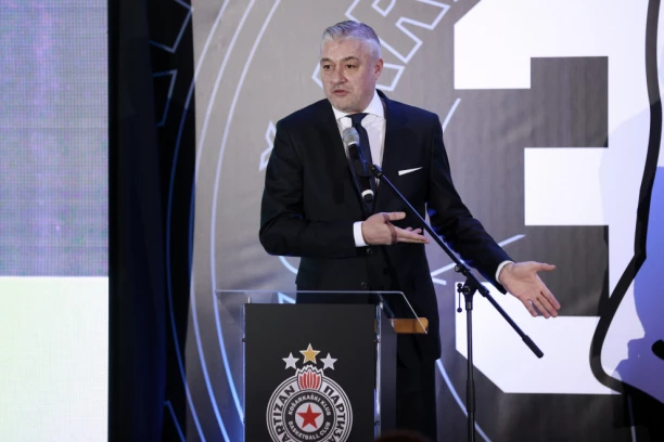 VOLE PARTIZAN I TO NE KRIJU: Predsednik KSS, slavni pevač i srpska teniserka se vesele uz grobarske pesme (VIDEO)