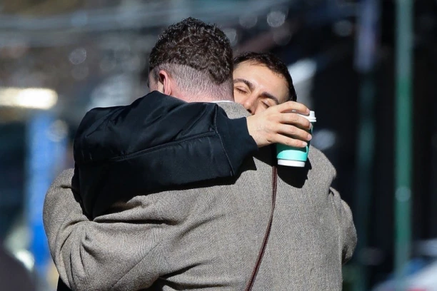 ŠOK! Poznati pevač uhvaćen sa DEČKOM - svi su brujali o njihovom odnosu, a ovaj PREOKRET niko nije očekivao! (PAPARACO)
