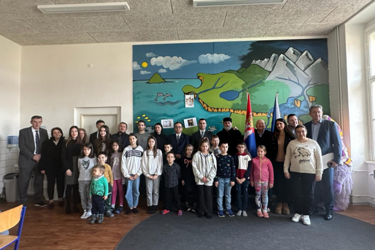 Đorđe Milićević sa decom iz Srpske dopunske škole u Pragu