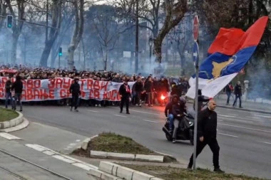GROMOGLASNI UDARI, BLOKIRANE ULICE, NEZADOVOLJNI GRAĐANI I HILJADE NAVIJAČA - Delije napravile APSOLUTNI HAOS u centru Beograda pre utakmice! (FOTO) (VIDEO)