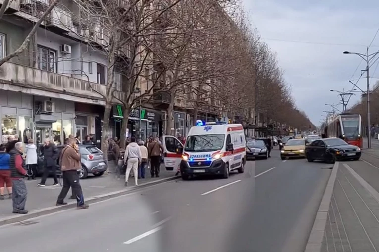 BRUTALNA TUČA U CENTRU BEOGRADA! Mladići se davili, pesničili i šutirali zbog SVAĐE U SAOBRAĆAJU! (VIDEO)