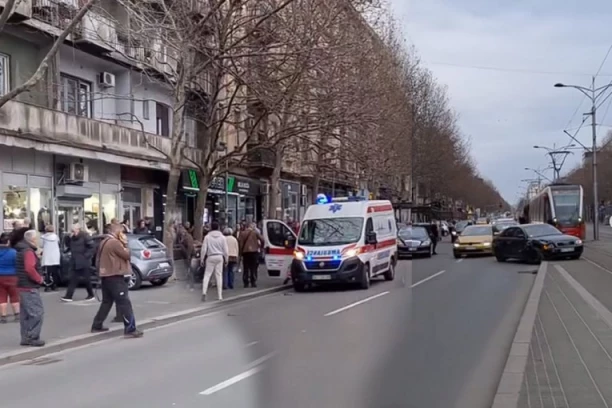 BRUTALNA TUČA U CENTRU BEOGRADA! Mladići se davili, pesničili i šutirali zbog SVAĐE U SAOBRAĆAJU! (VIDEO)