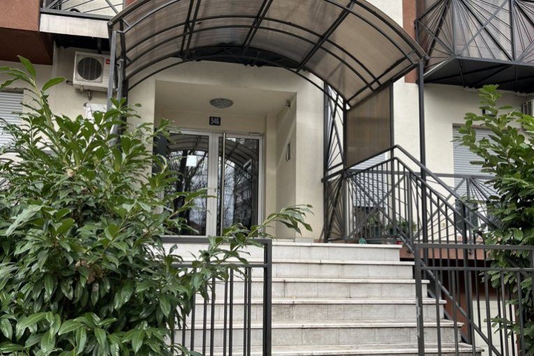 Zgrada u kojoj su stanovi braće Panić za kojima  je raspisana potraga zbog optužbi da su organizovali prostituciju