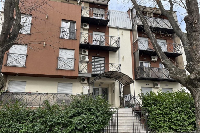 Zgrada u kojoj su stanovi braće Panić za kojima  je raspisana potraga zbog optužbi da su organizovali prostituciju