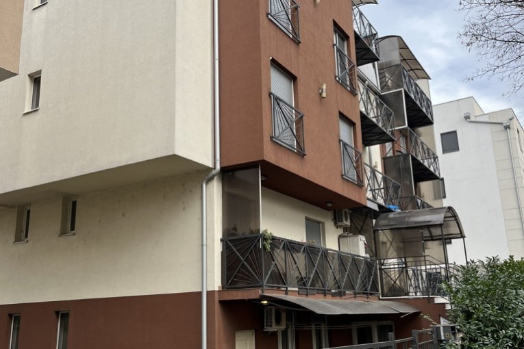 Zgrada u kojoj su stanovi braće Panić za kojima  je raspisana potraga zbog optužbi da su organizovali prostituciju