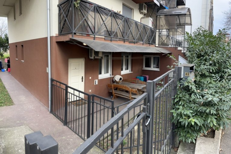 Zgrada u kojoj su stanovi braće Panić za kojima  je raspisana potraga zbog optužbi da su organizovali prostituciju