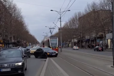 SUDAR AUTOMOBILA KOD VUKOVOG SPOMENIKA: Žena (35) teško povređena!