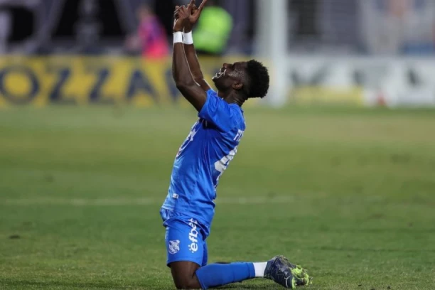 FRAJDEJ ŠOKIRAO LALE: Mladost IŠČUPALA BOD!