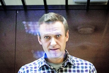 "HTELI DA NAPRAVE ŠNICLU OD MENE" Napadnut najbliži saradnik Alekseja Navaljnog (VIDEO)