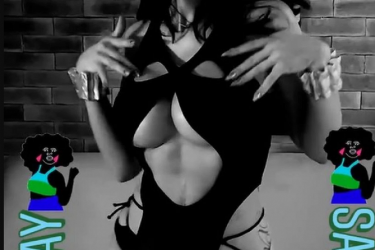 Indi pokazala izvajano telo