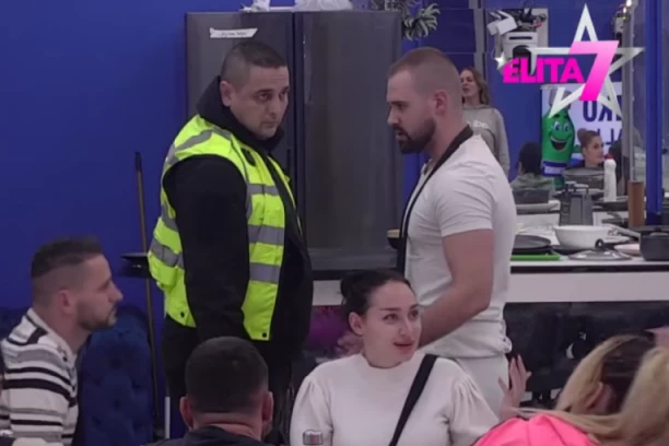 UROŠ SKOČIO I PODIGAO KLUPU! Rajačić potezom sve iznenadio Eliti! Evo šta je pokazao nasred Bele kuće! (FOTO)