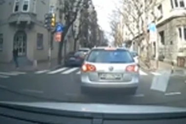 "NAMERNO JE PRUŽIO RUKU I POLOMIO RETROVIZOR": Muškarac pokušao da iznudi novac za odštetu, a kad je spomenuta OVA stvar - momentalno je POBEGAO (VIDEO)