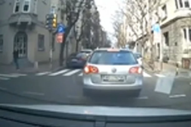 "NAMERNO JE PRUŽIO RUKU I POLOMIO RETROVIZOR": Muškarac pokušao da iznudi novac za odštetu, a kad je spomenuta OVA stvar - momentalno je POBEGAO (VIDEO)