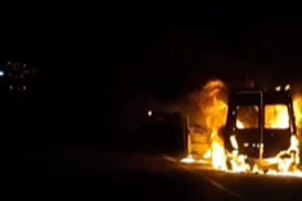 ŽENI TOKOM NOVOGODIŠNJE PROSLAVE NEKO ZAPALIO AUTOMOBIL: Niko nije očekivao šta će Tamara posle toga učiniti